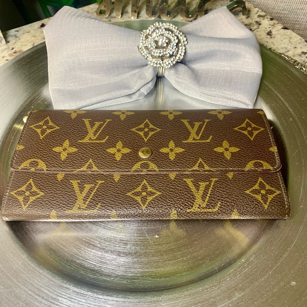 Louis Vuitton Monogram Sarah Wallet - Picture 2 of 10